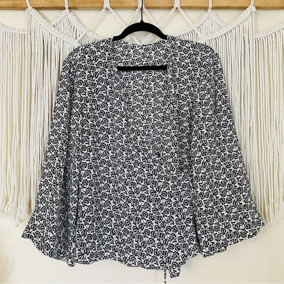 A.L.C. Floral Wide Sleeve Silk Wrap Blouse Size 4 White Black V-Neck - Picture 2 of 8